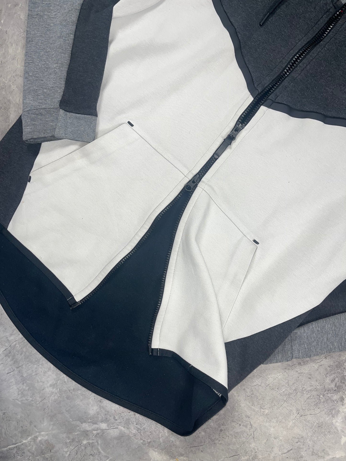 Nike Tech Fleece muška sivo bela dukserica (S)