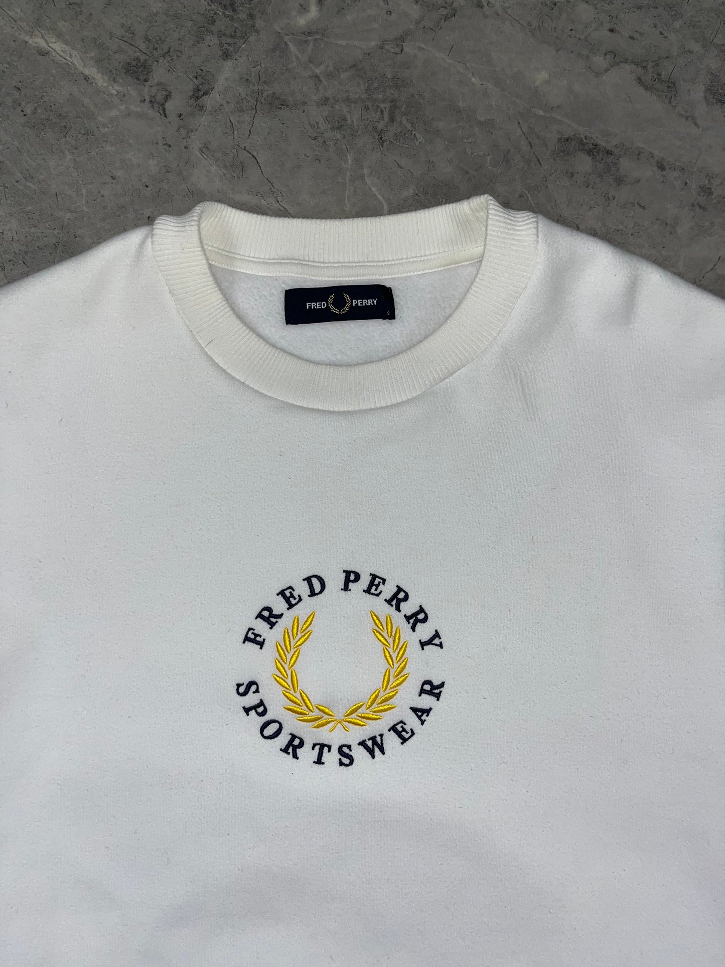 Fred Perry Gold White Crewneck muška dukserica (S)