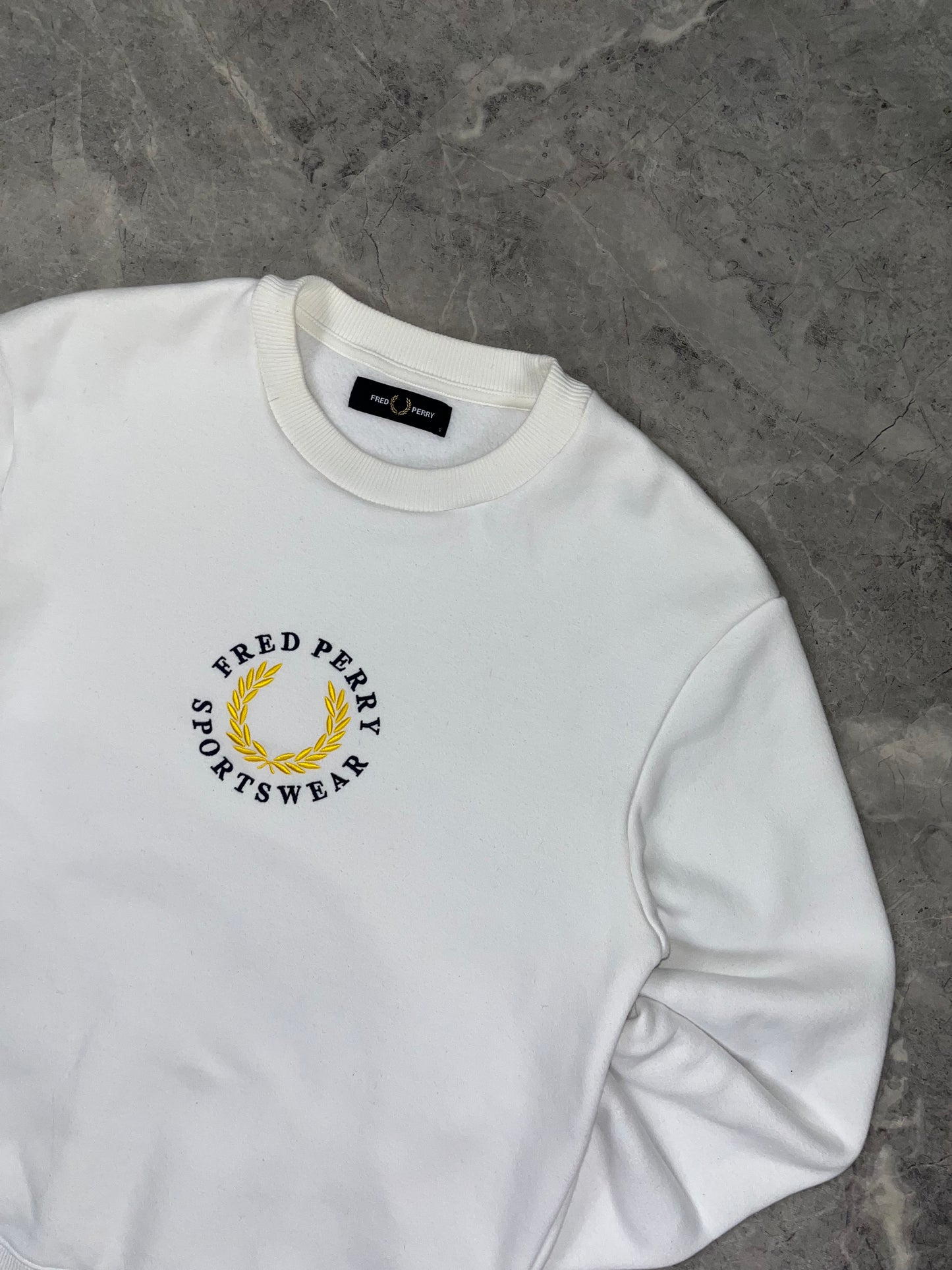 Fred Perry Gold White Crewneck muška dukserica (S)