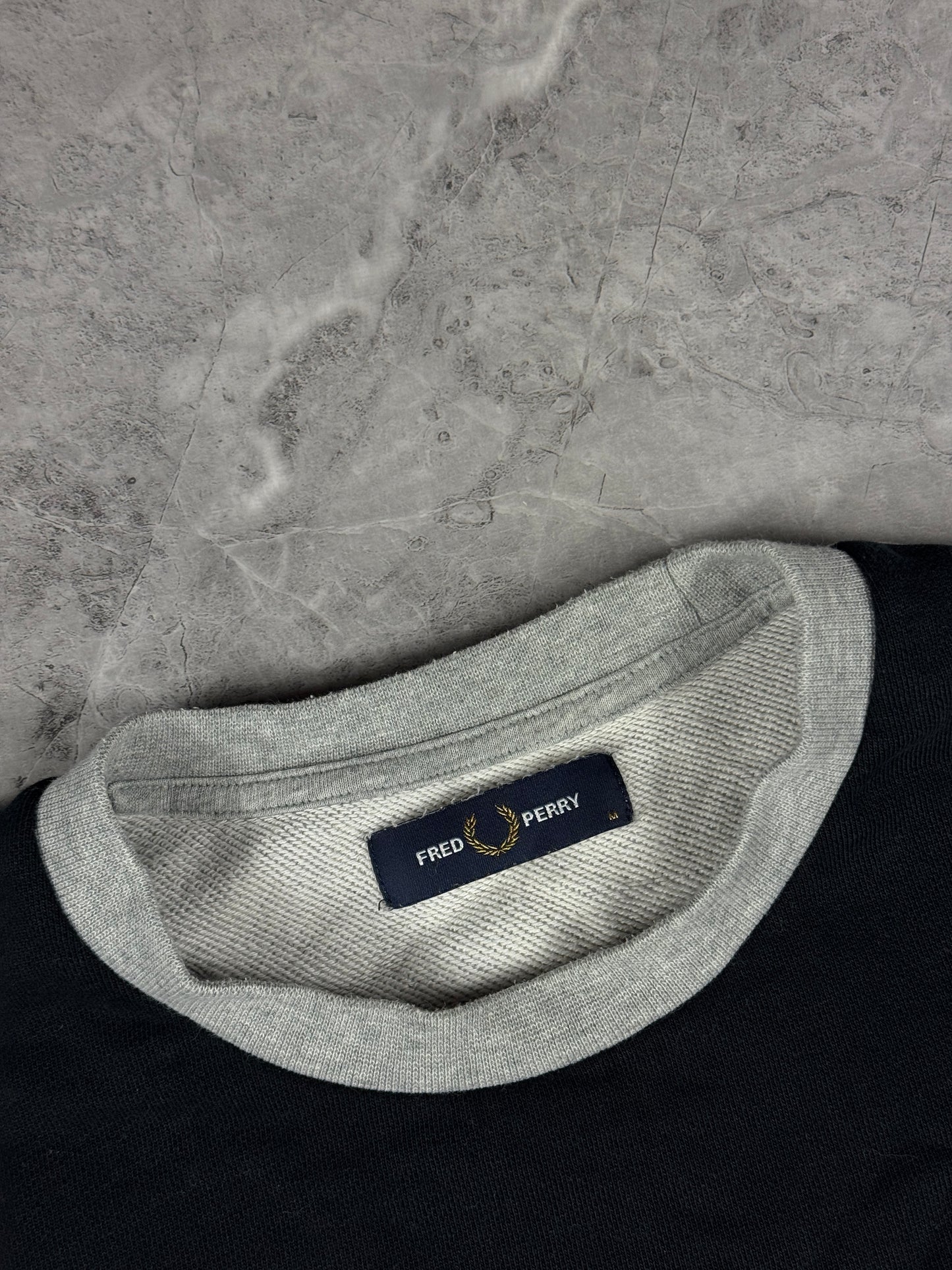 Fred Perry Sivo Trulo Crna muška dukserica (S)