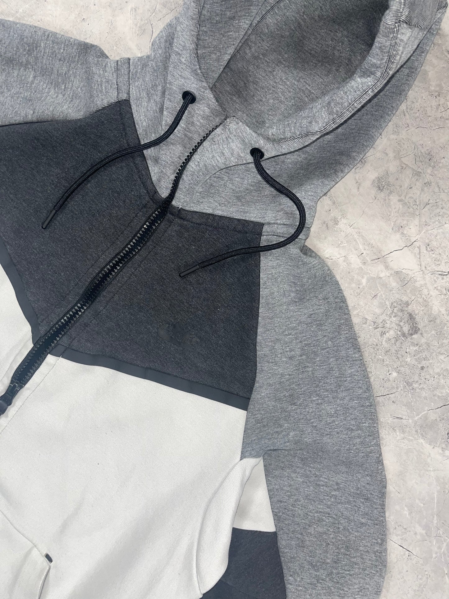 Nike Tech Fleece muška sivo bela dukserica (S)