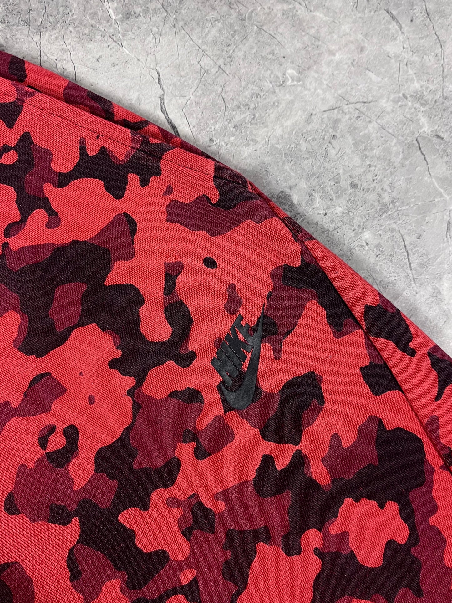 Nike Tech Fleece Red Camo muška trenerka (S)