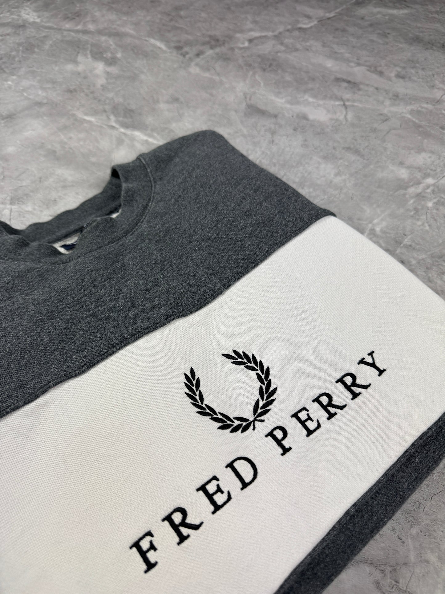 Fred Perry Sivo Beli muška dukserica (S)