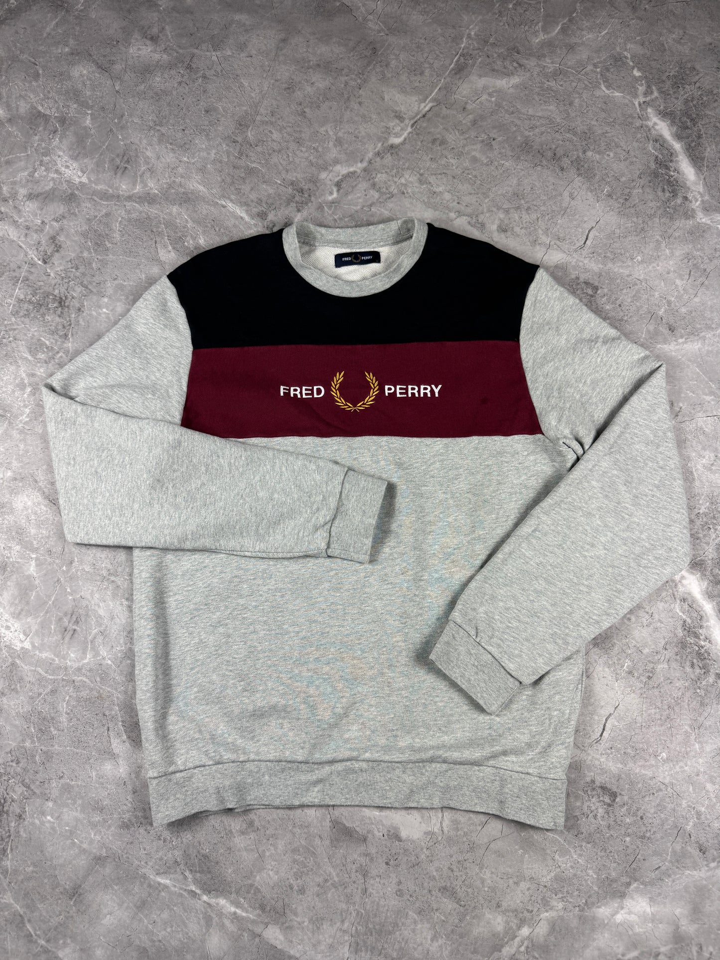 Fred Perry Sivo Trulo Crna muška dukserica (S)