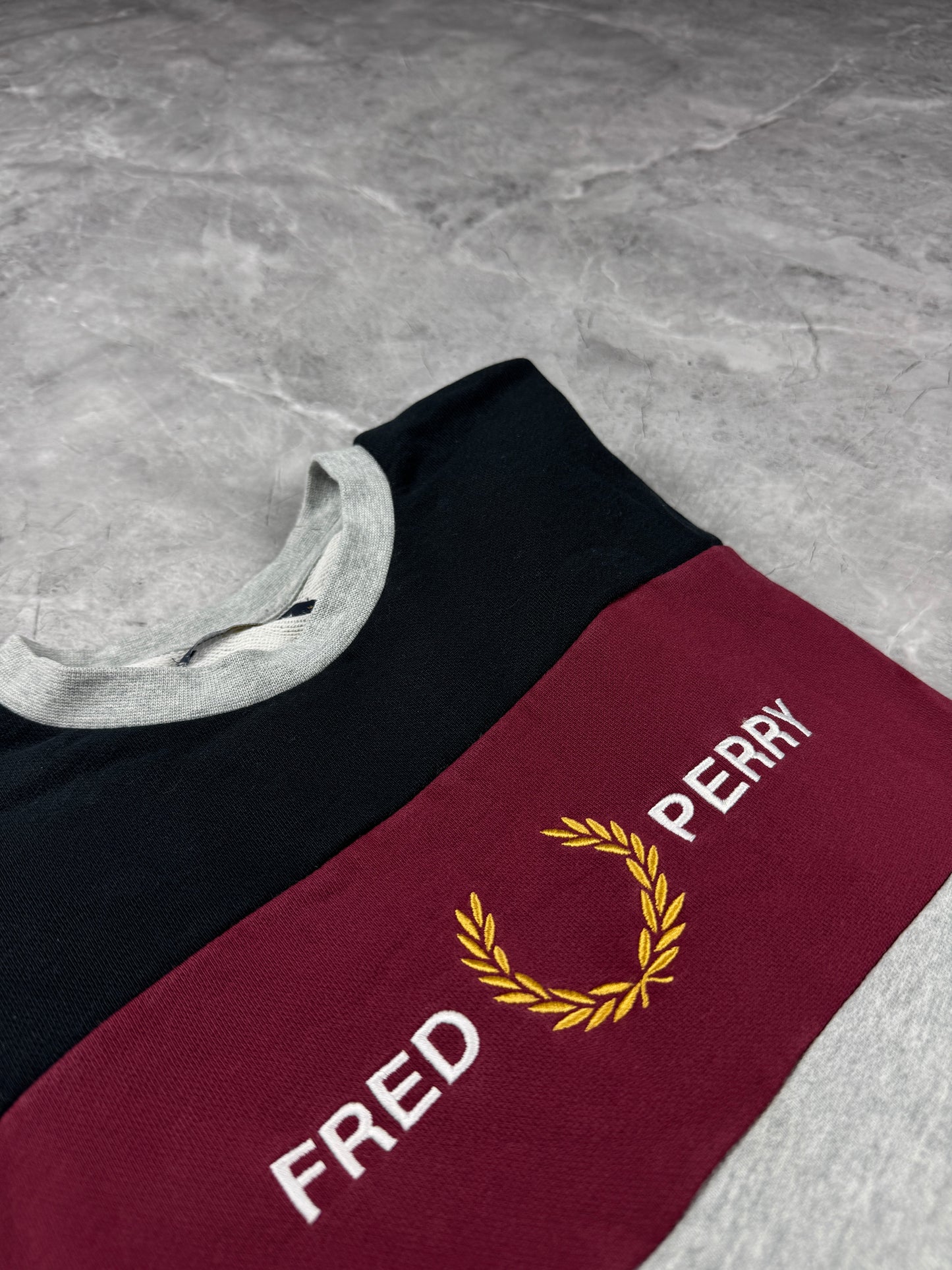 Fred Perry Sivo Trulo Crna muška dukserica (S)