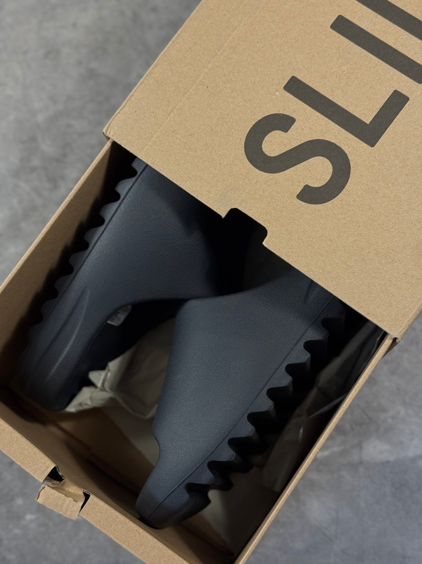 Adidas Yeezy Onyx papuče (42)