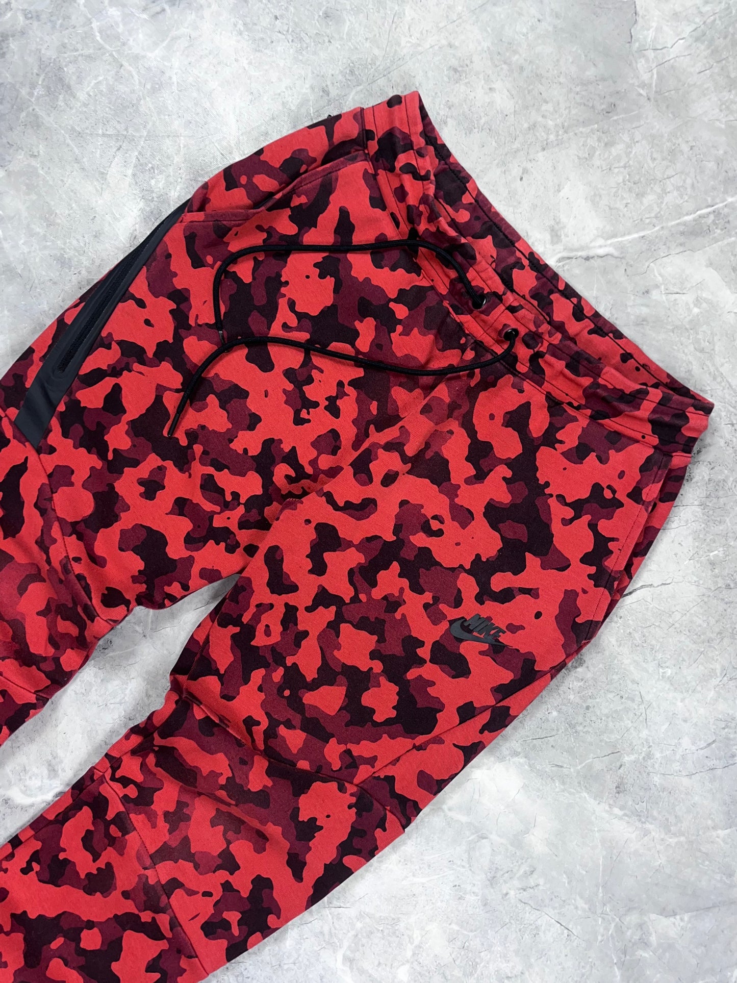 Nike Tech Fleece Red Camo muška trenerka (S)
