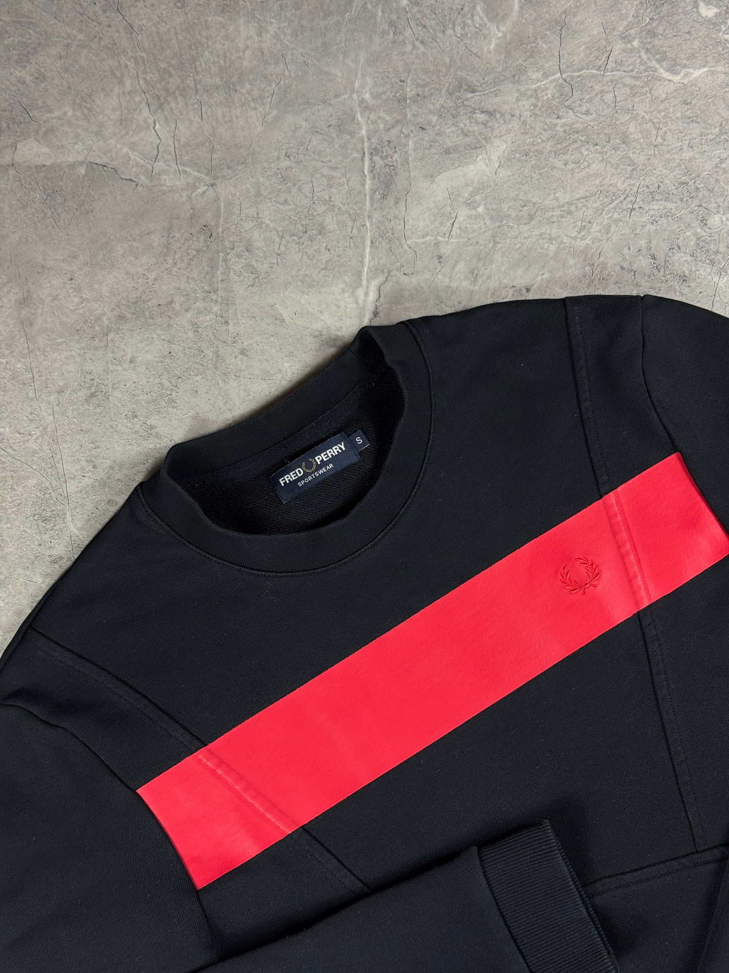 Fred Perry Crno Crvena muška dukserica (S)