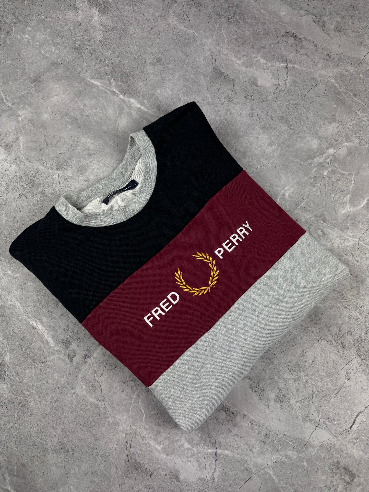 Fred Perry Sivo Trulo Crna muška dukserica (S)