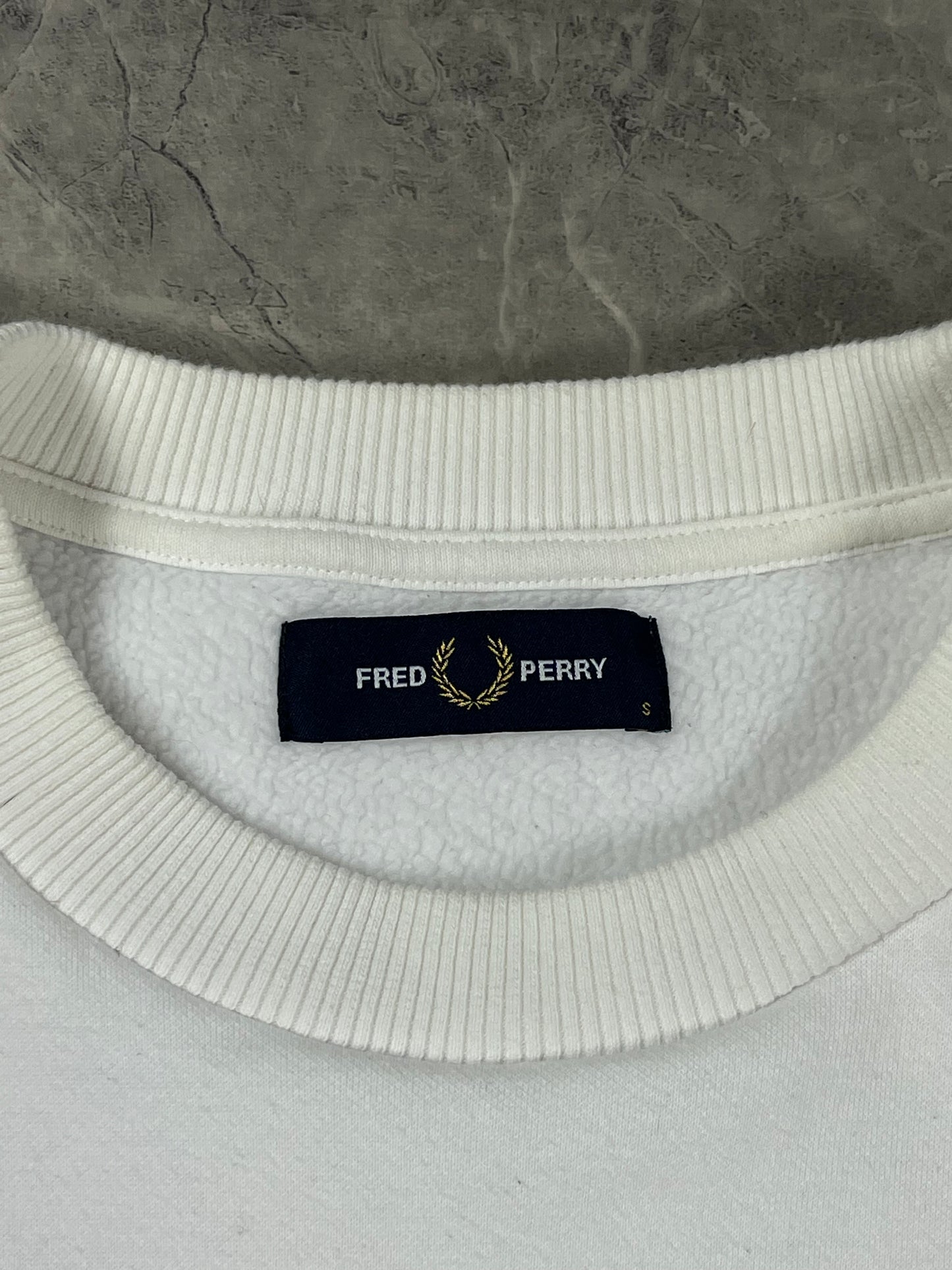 Fred Perry Gold White Crewneck muška dukserica (S)